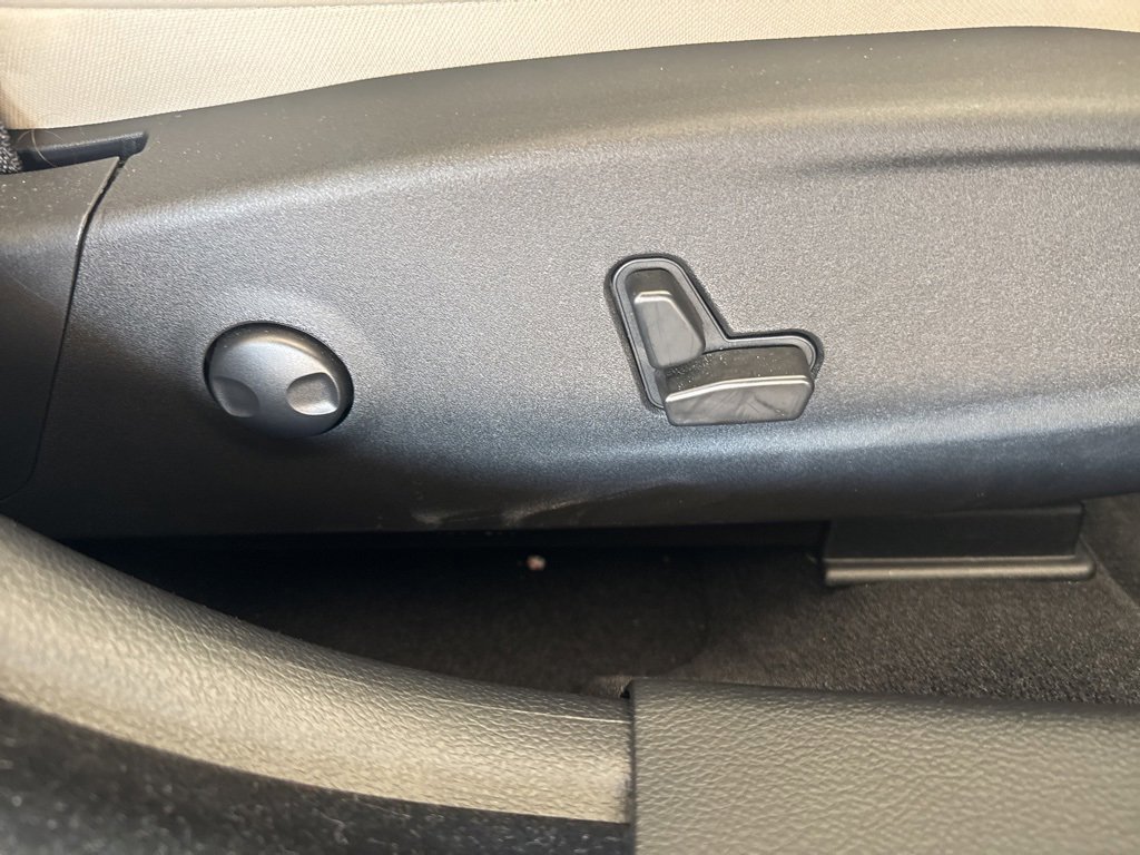 Used 2023 Chrysler 300 Touring L image 13