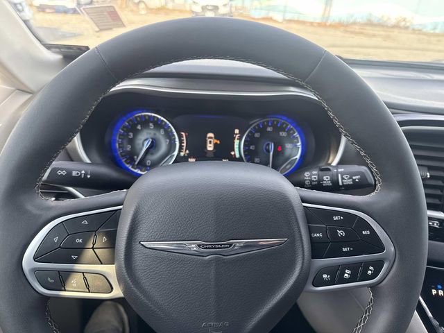 Used 2024 Chrysler Pacifica Touring-L image 27