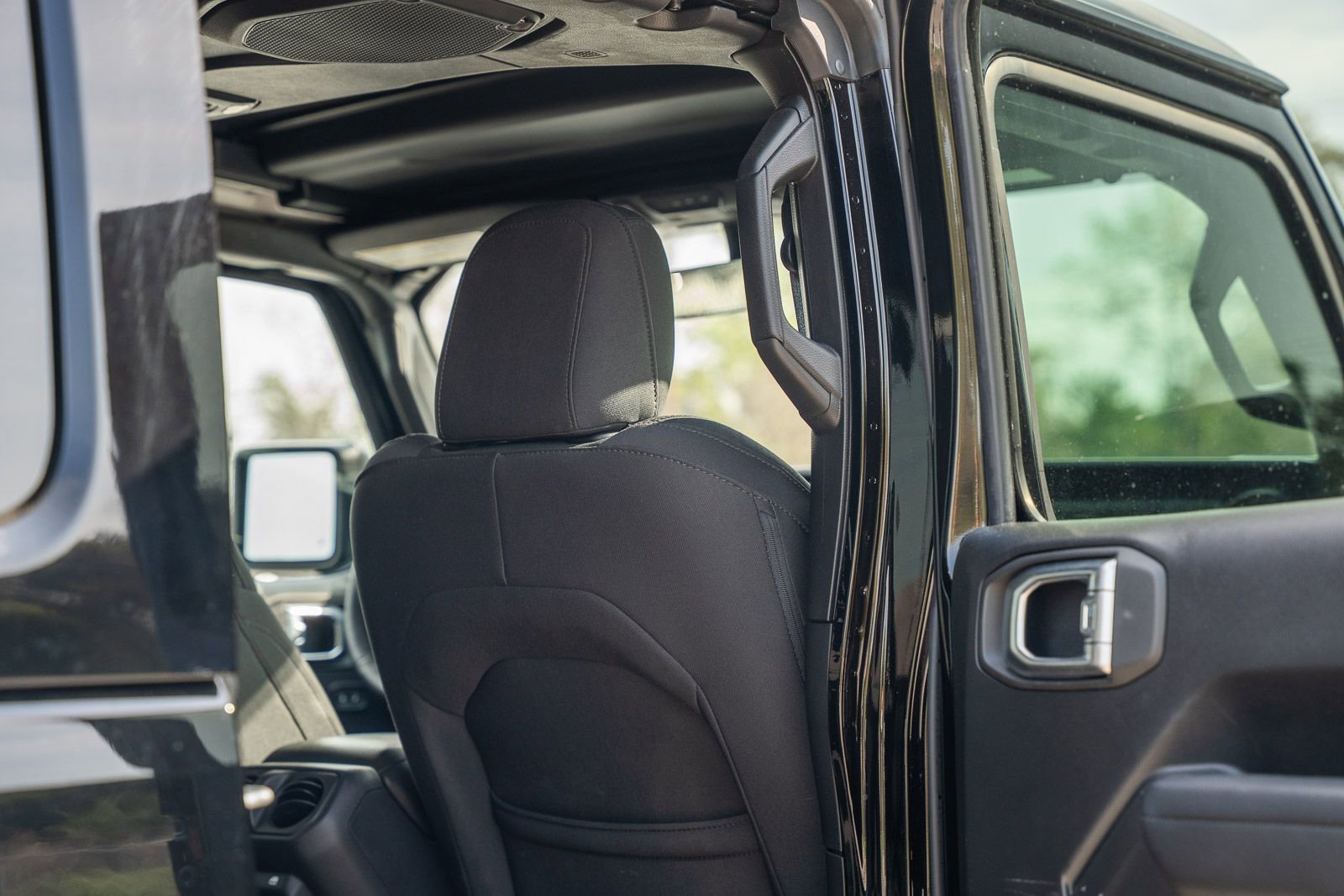 Used 2023 Jeep Wrangler Unlimited w/ Sun & Screen Package image 19