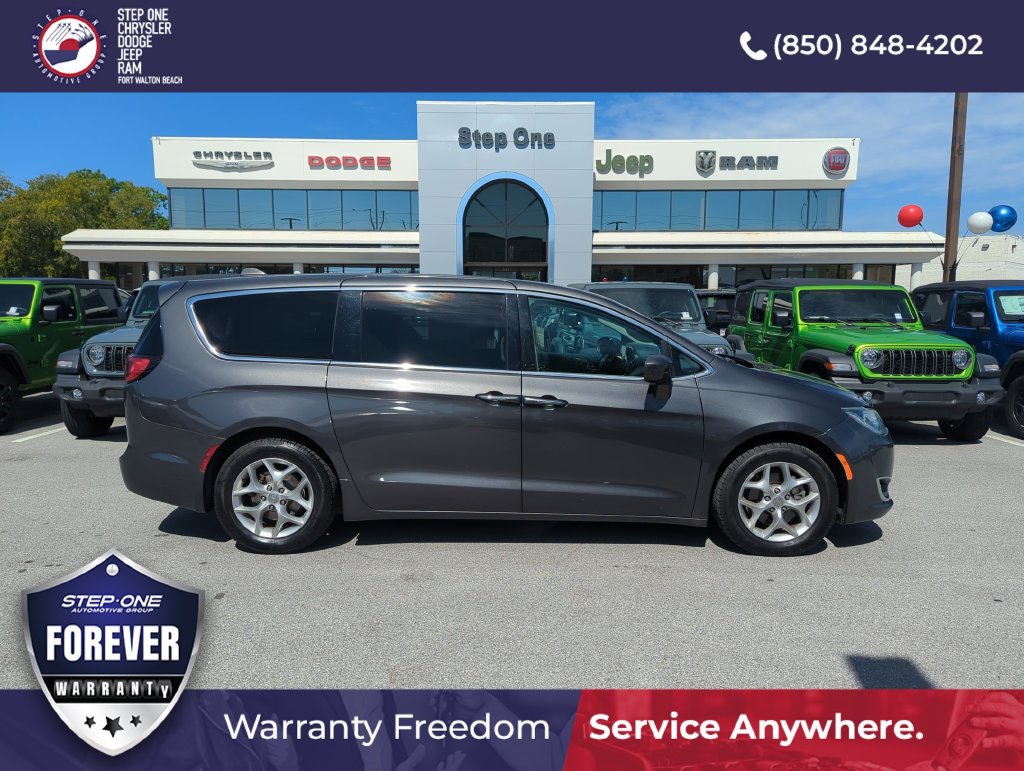 Used 2019 Chrysler Pacifica Touring Plus w/ Tire & Wheel Group FWD image 7
