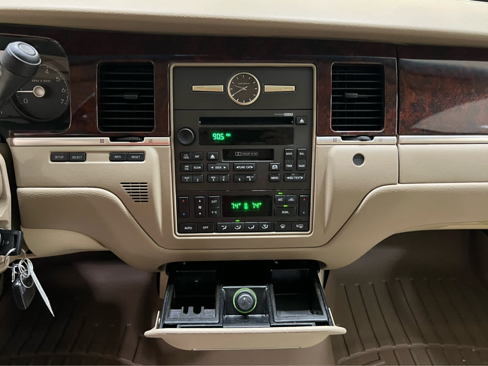Used 2006 Lincoln Town Car Signature Limited RWD image 17