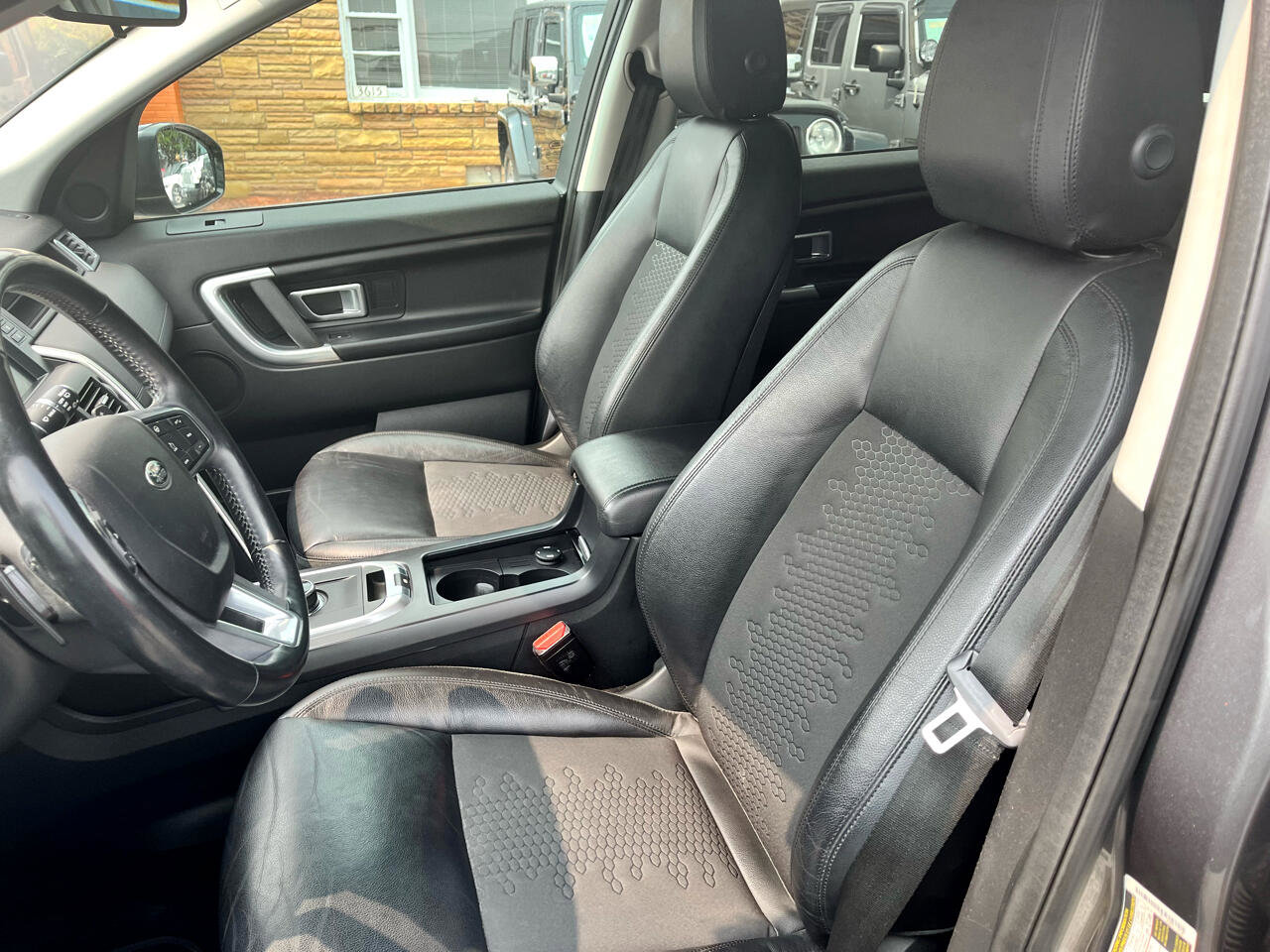 Used 2018 Land Rover Discovery Sport SE image 11