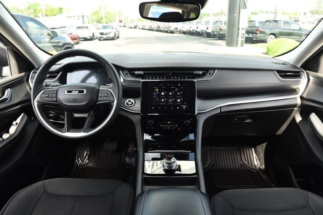 Used 2024 Jeep Grand Cherokee Laredo AWD/4WD image 7