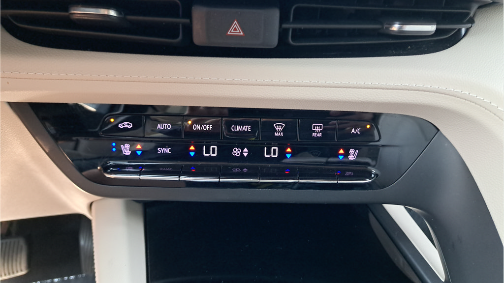 Used 2023 Buick Envision Avenir FWD image 21