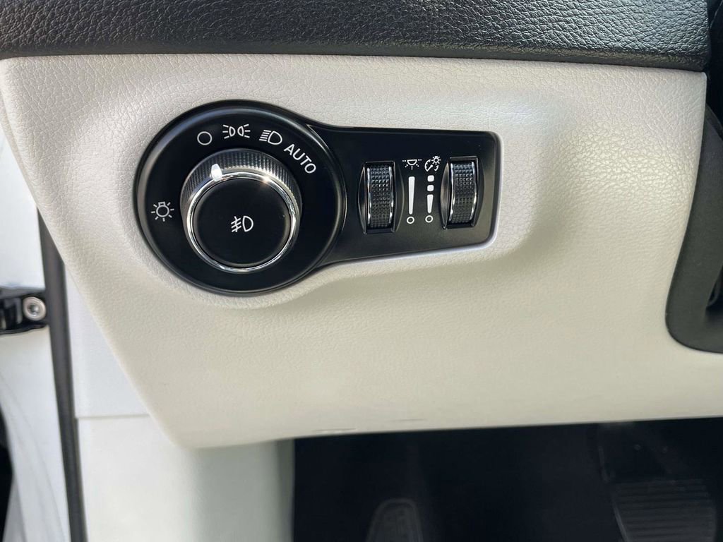 Used 2020 Jeep Compass Latitude FWD image 25