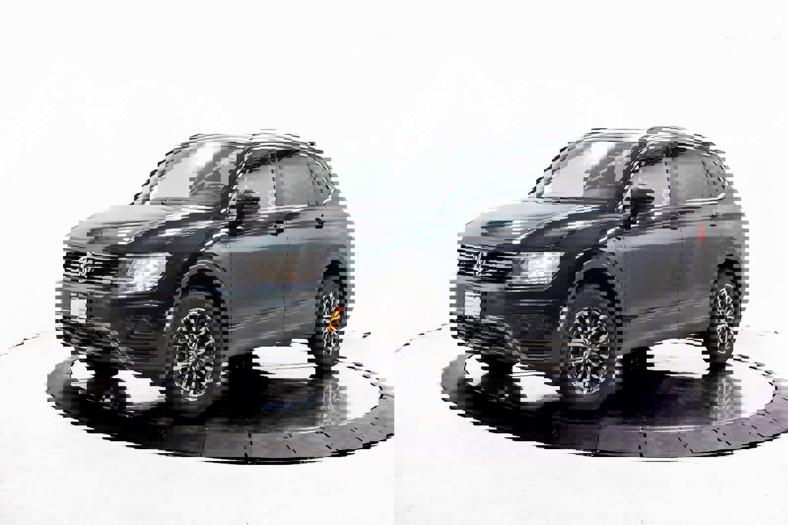 Used 2019 Volkswagen Tiguan SE w/ Panoramic Sunroof Package image 1