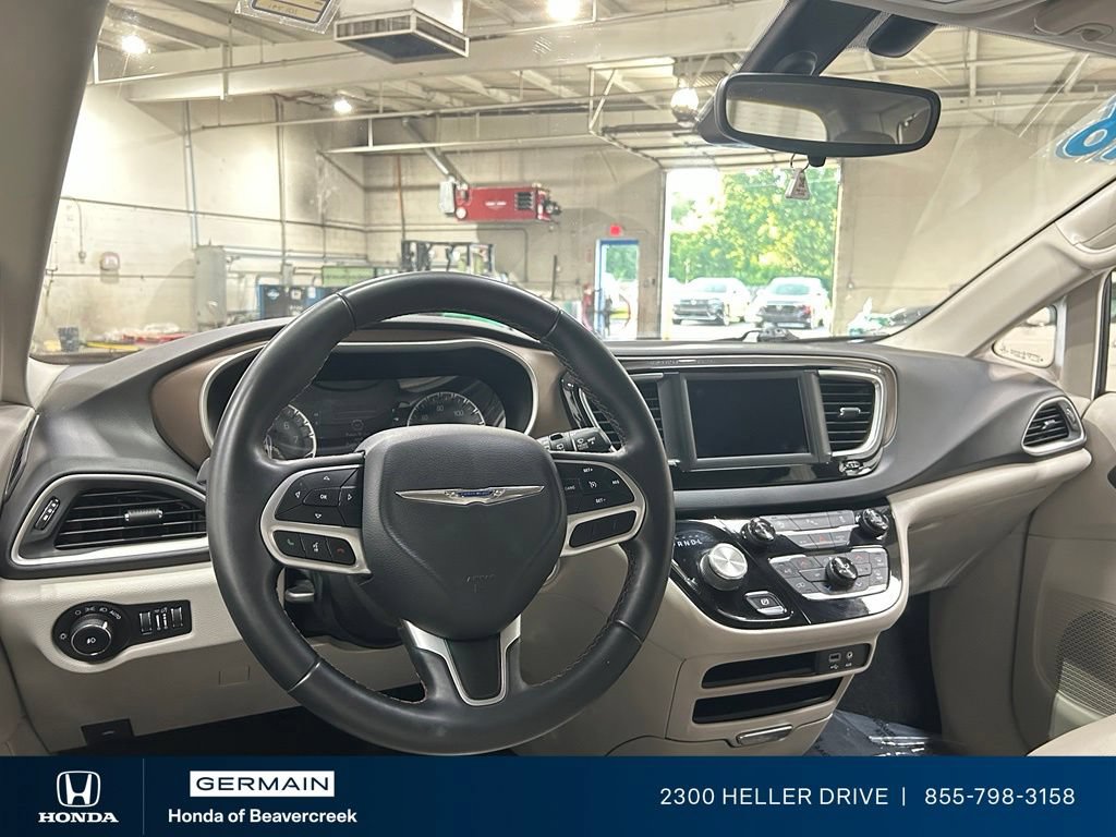 Used 2018 Chrysler Pacifica Touring-L FWD image 15