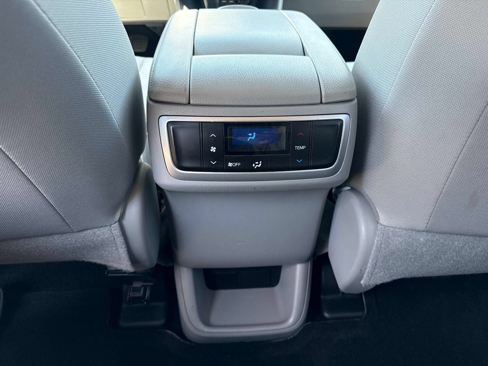 Used 2019 Toyota Highlander LE FWD image 16