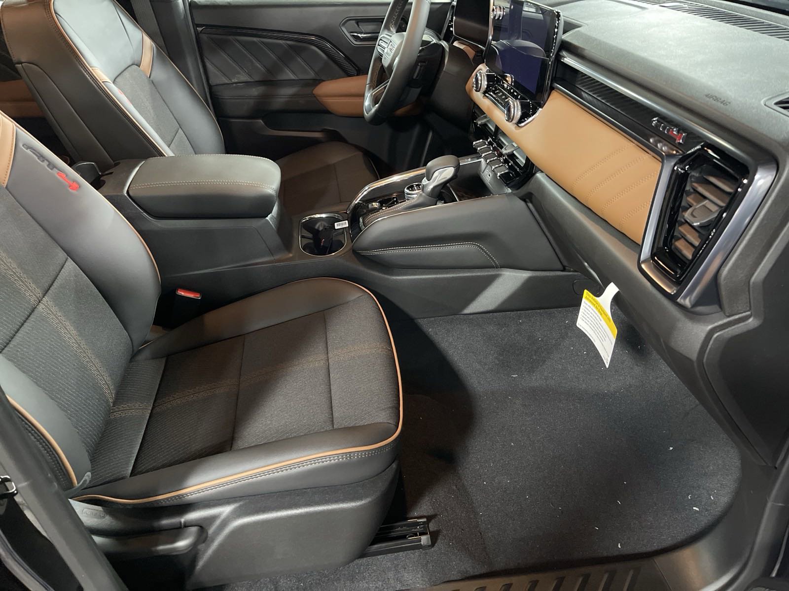 Used 2024 GMC Canyon AT4 w/ Technology Package image 16