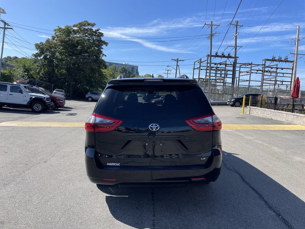 Used 2020 Toyota Sienna LE w/ LE Preferred Package FWD image 4