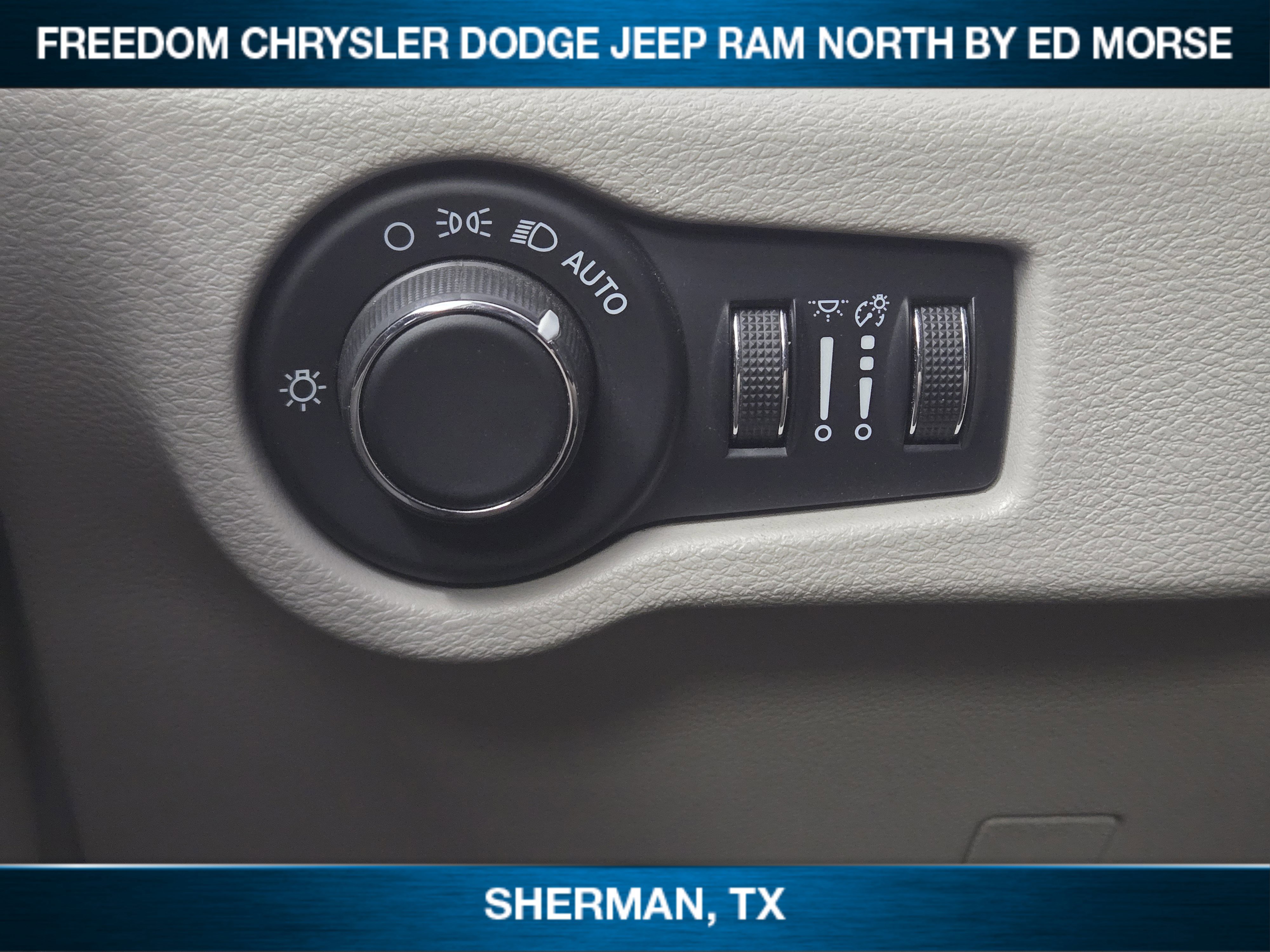 Used 2023 Chrysler Voyager LX image 16