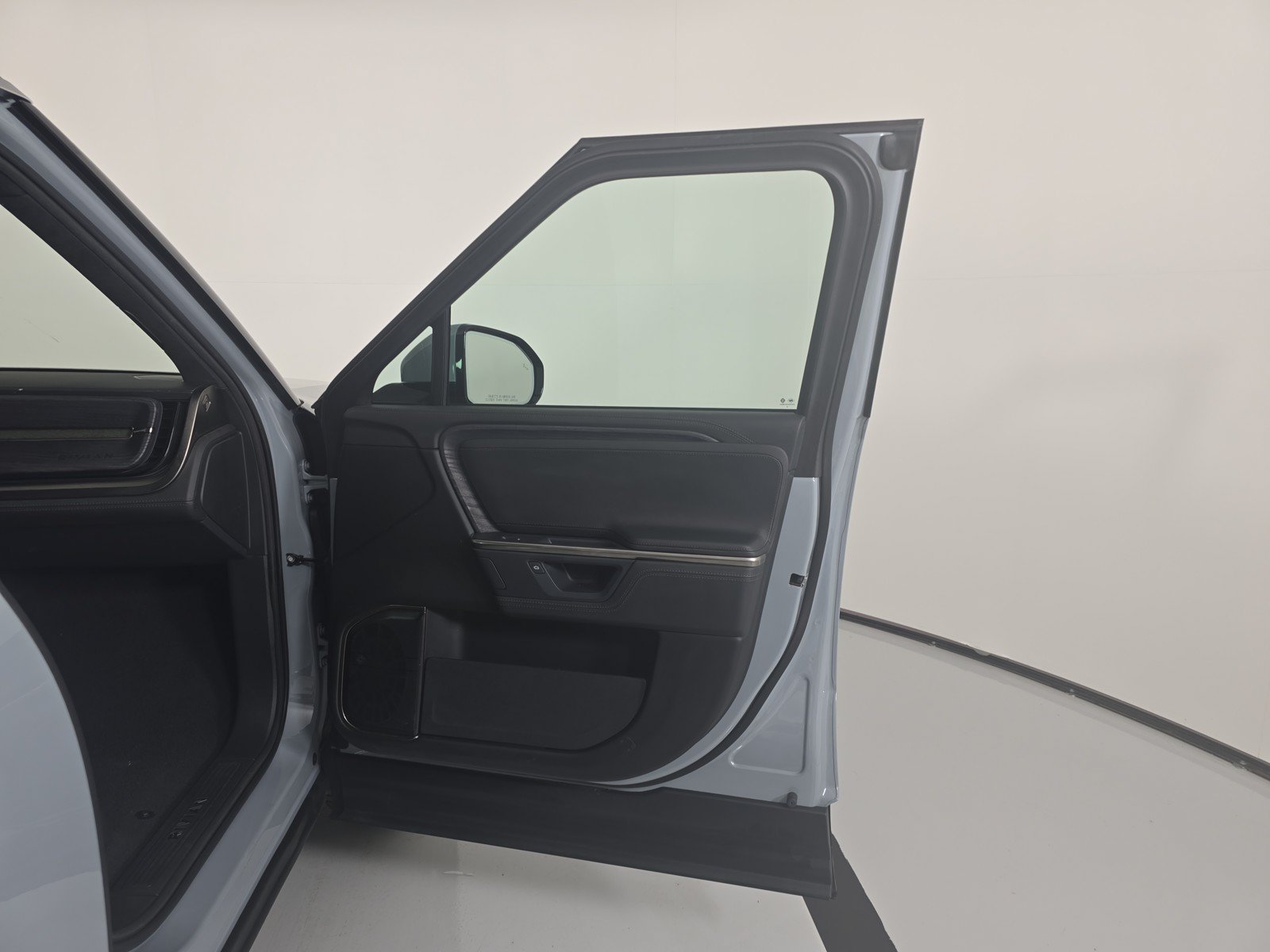 Used 2025 Rivian R1S Adventure AWD/4WD image 18