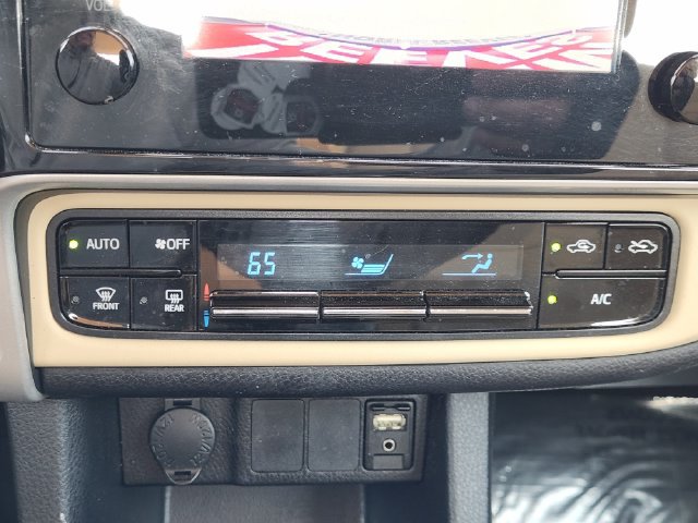 Used 2018 Toyota Corolla LE FWD image 14