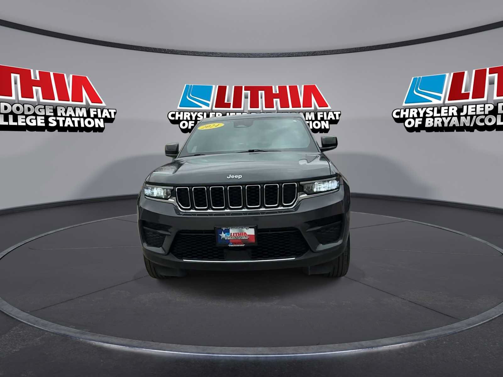 Used 2024 Jeep Grand Cherokee Laredo X w/ Trailer Tow Package AWD/4WD image 3