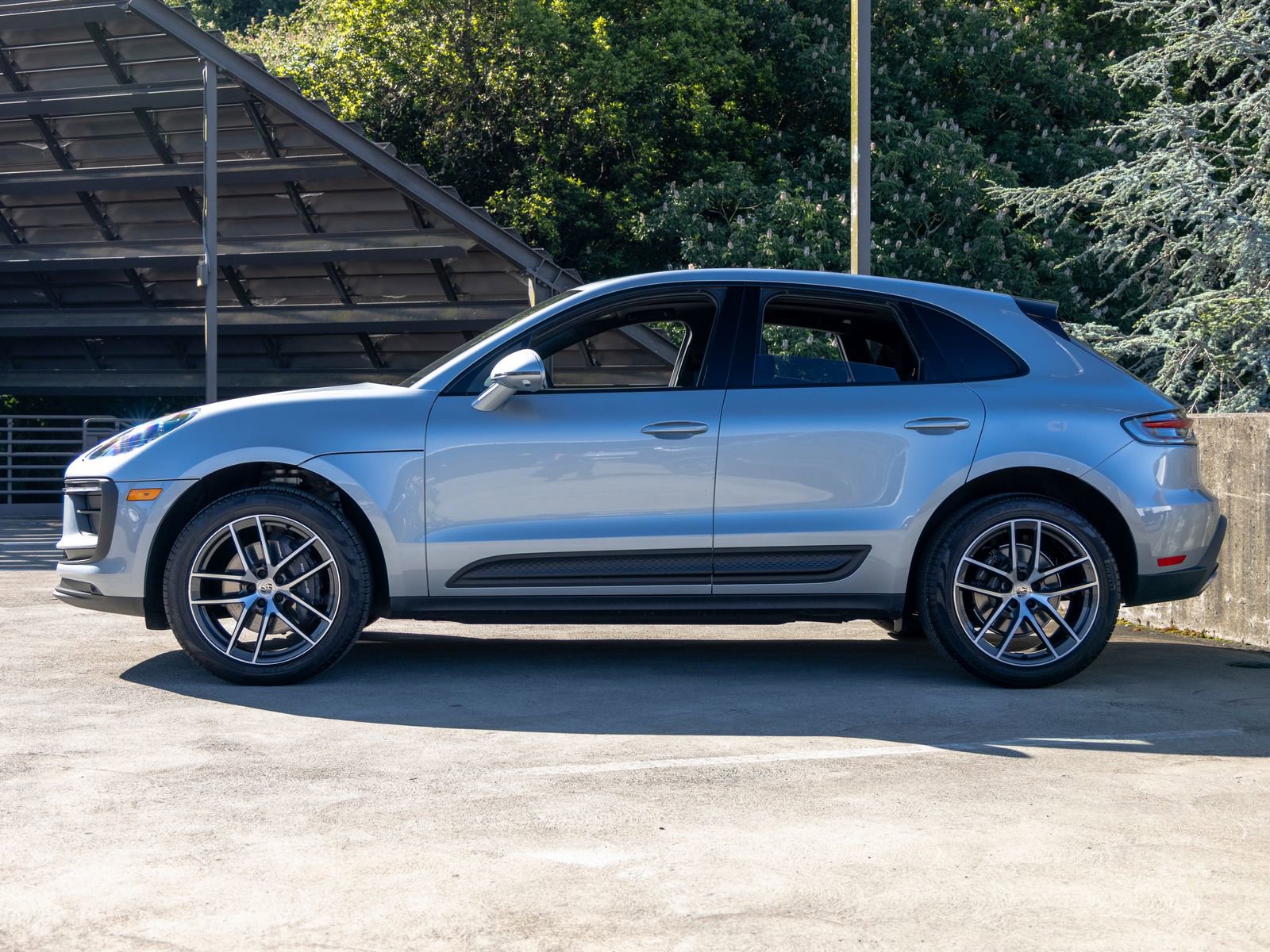 Certified 2025 Porsche Macan AWD/4WD image 2