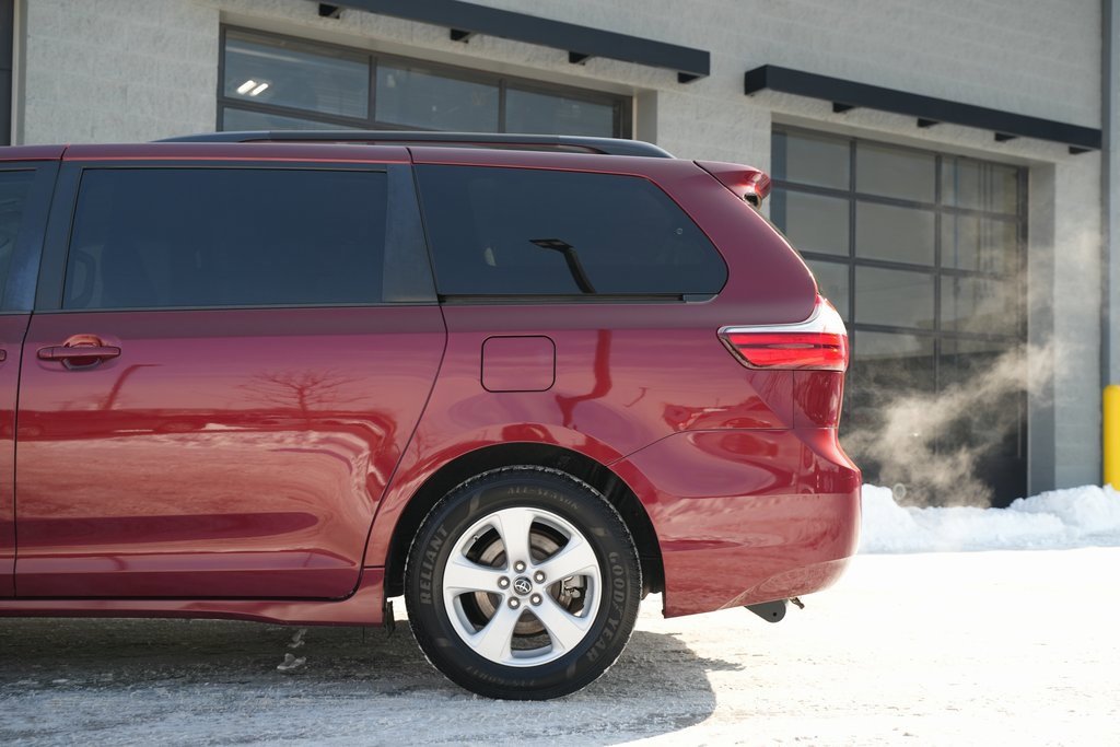 Used 2018 Toyota Sienna LE image 15