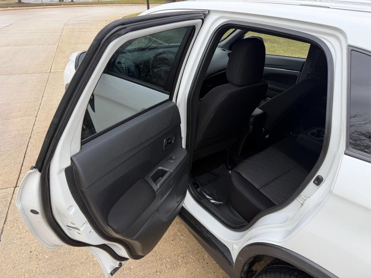 Used 2020 Mitsubishi Outlander Sport Black Edition FWD image 28