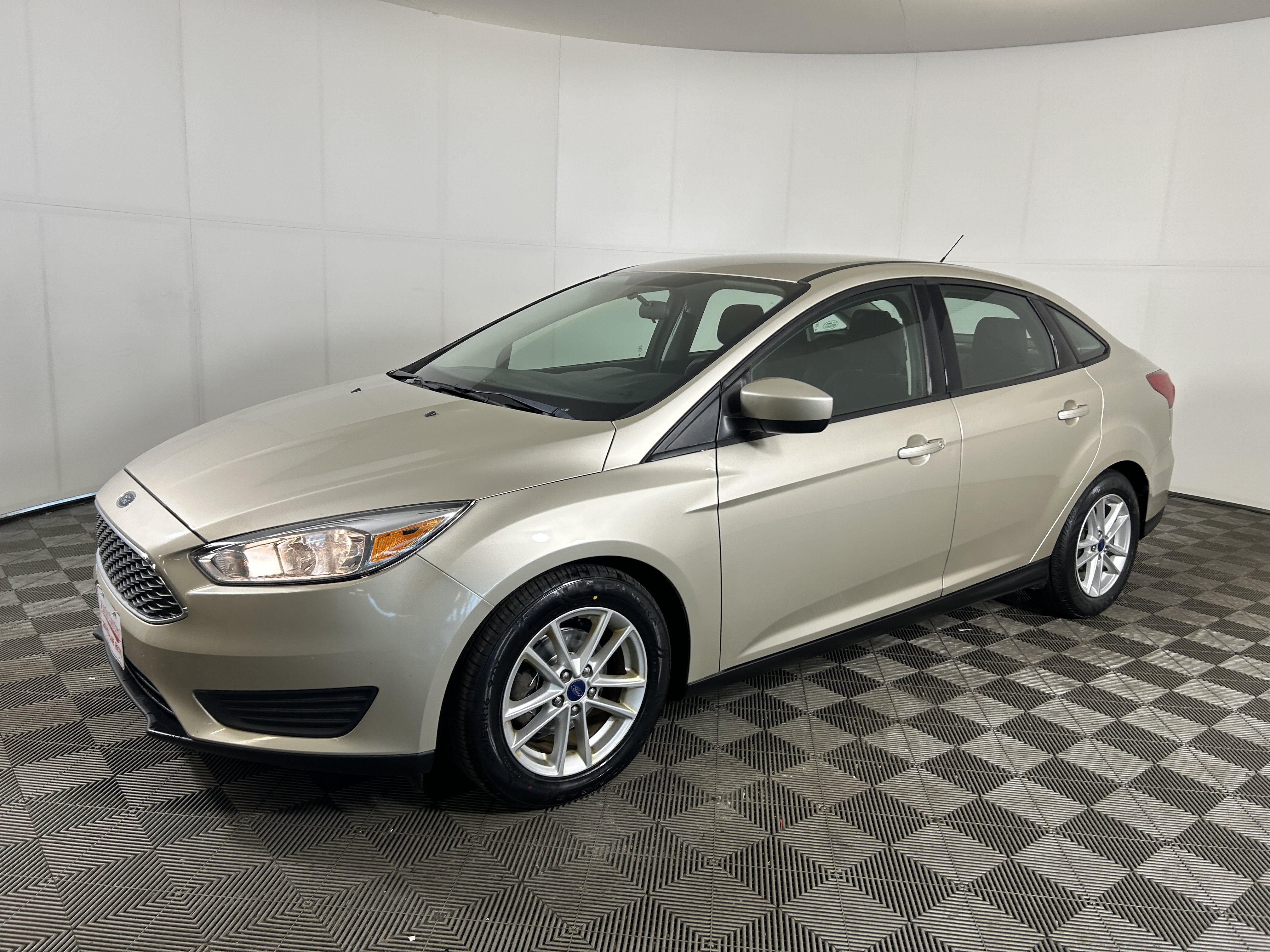 Used 2018 Ford Focus SE FWD image 1