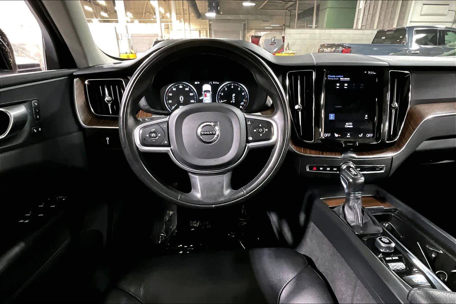 Used 2021 Volvo XC60 T5 Momentum w/ Premium Package AWD/4WD image 6