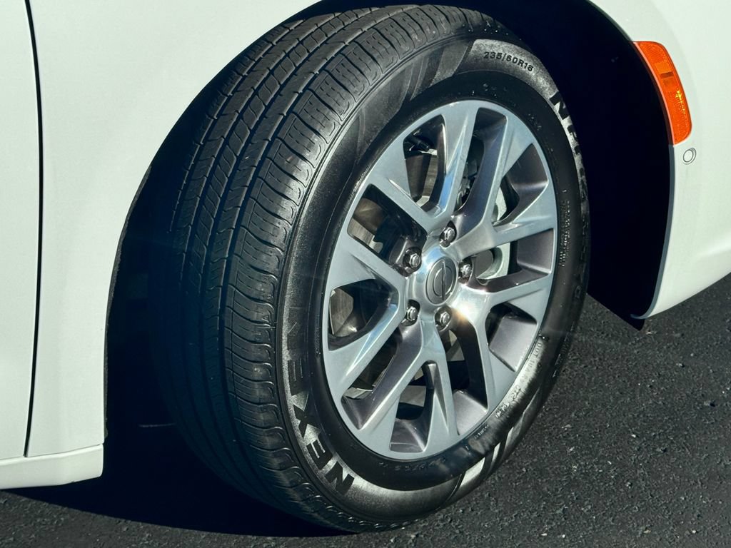 Used 2024 Chrysler Pacifica Pinnacle FWD image 9