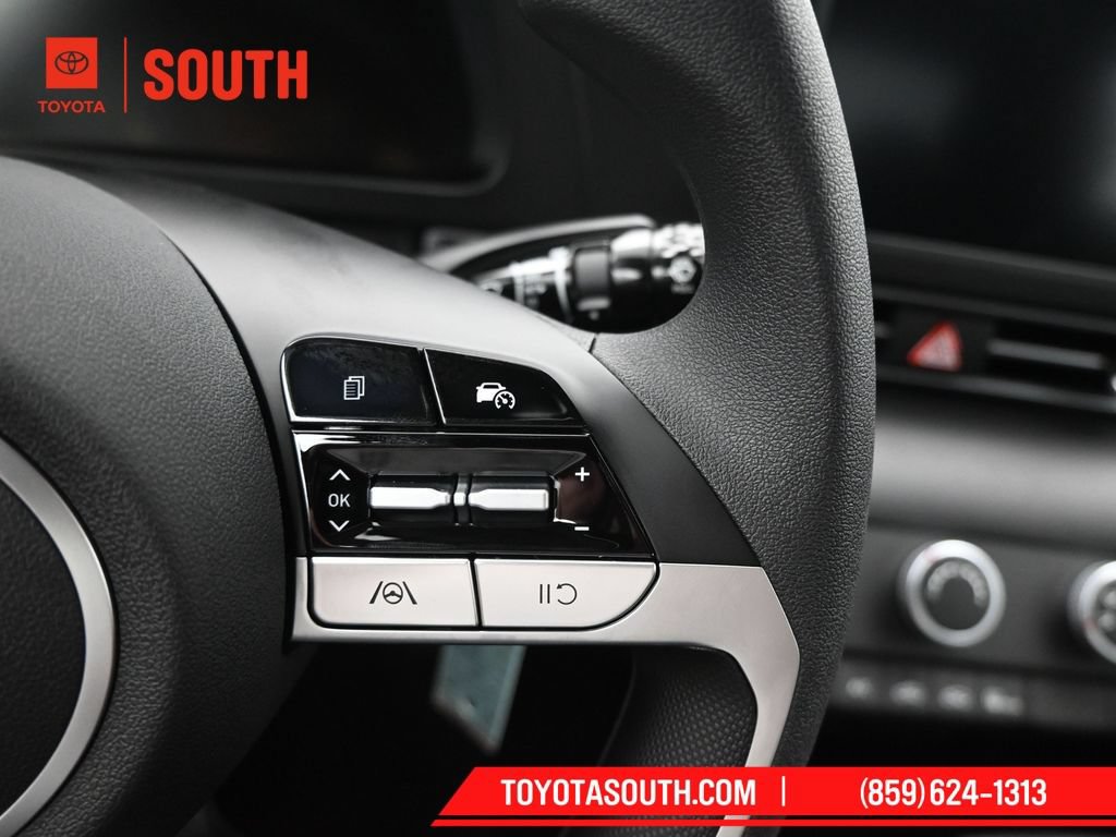 Used 2025 Hyundai Elantra SE FWD image 18