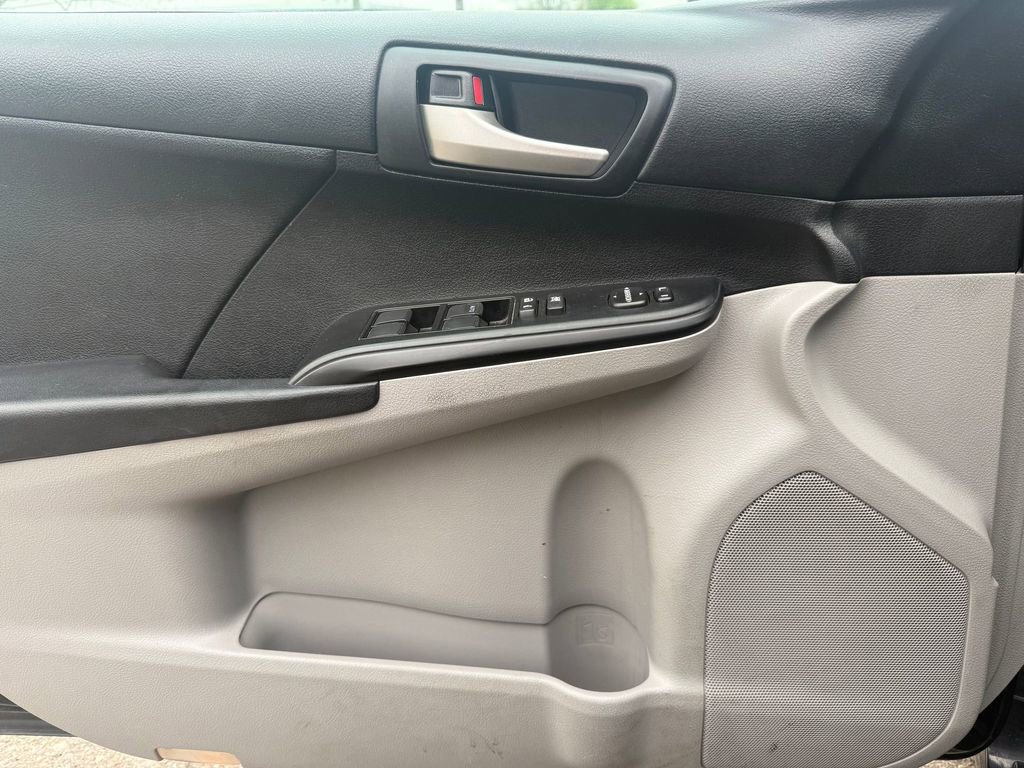 Used 2012 Toyota Camry LE FWD image 12