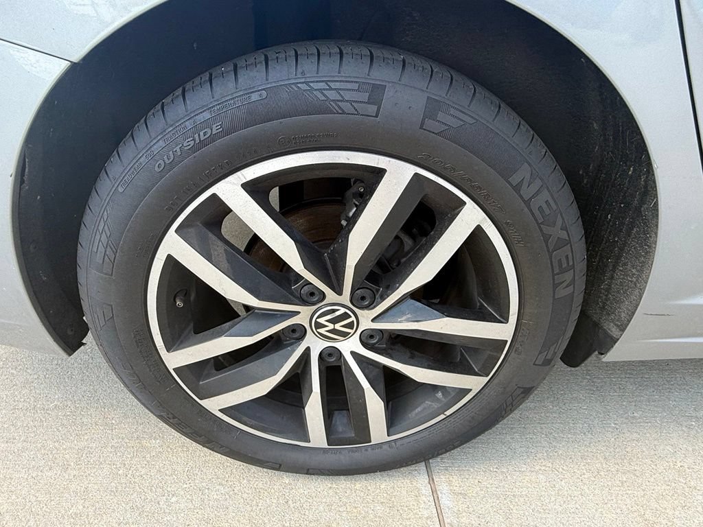 Used 2025 Volkswagen Jetta SE FWD image 9