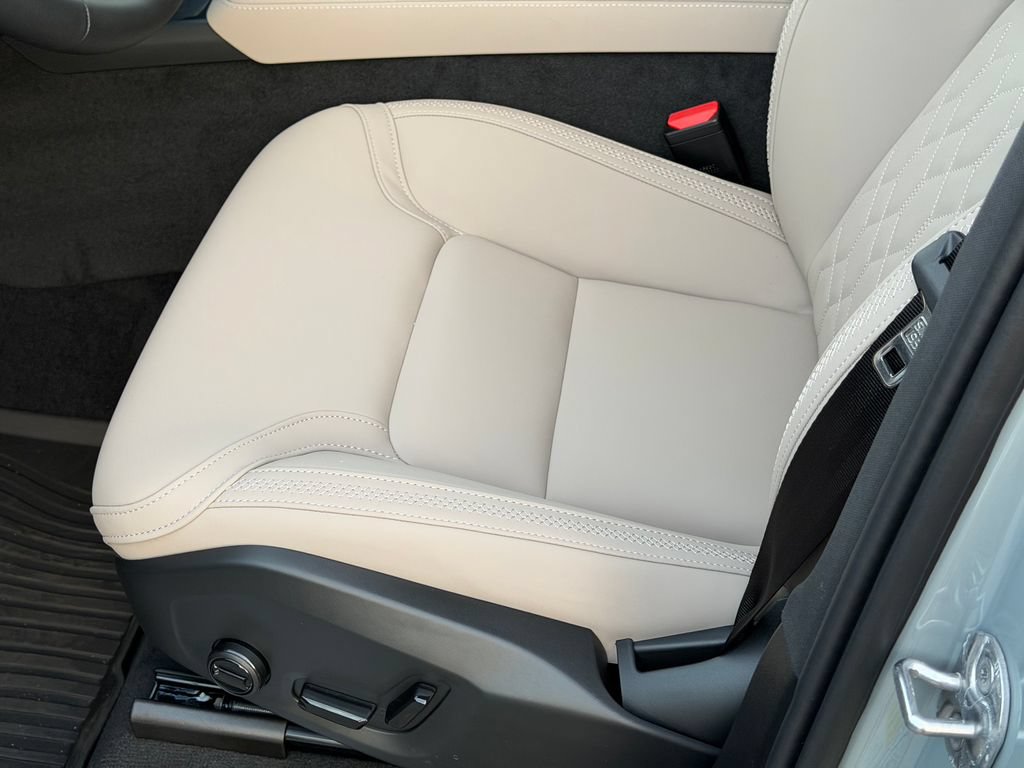New 2026 Volvo XC90 T8 Plus w/ Protection Package Premier AWD/4WD image 16