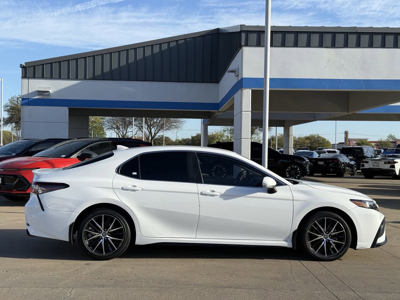 Used 2024 Toyota Camry SE image 3