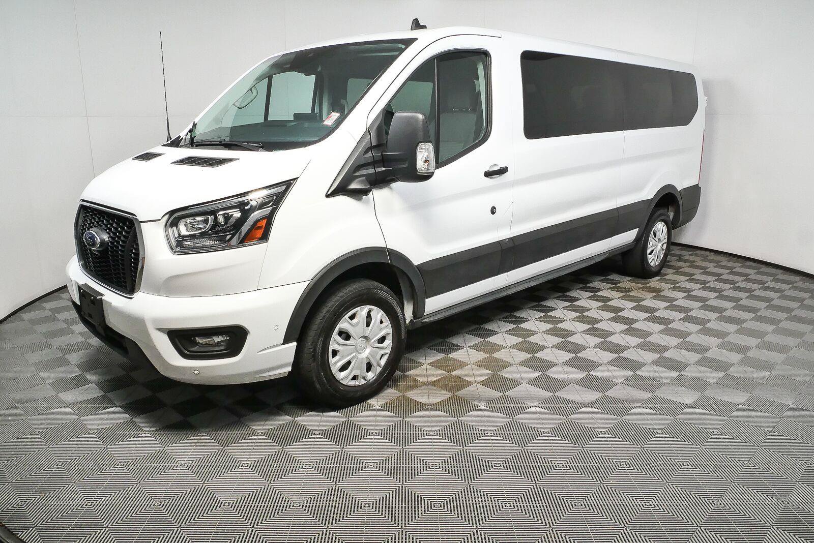 Used 2023 Ford Transit 350 XLT RWD image 21