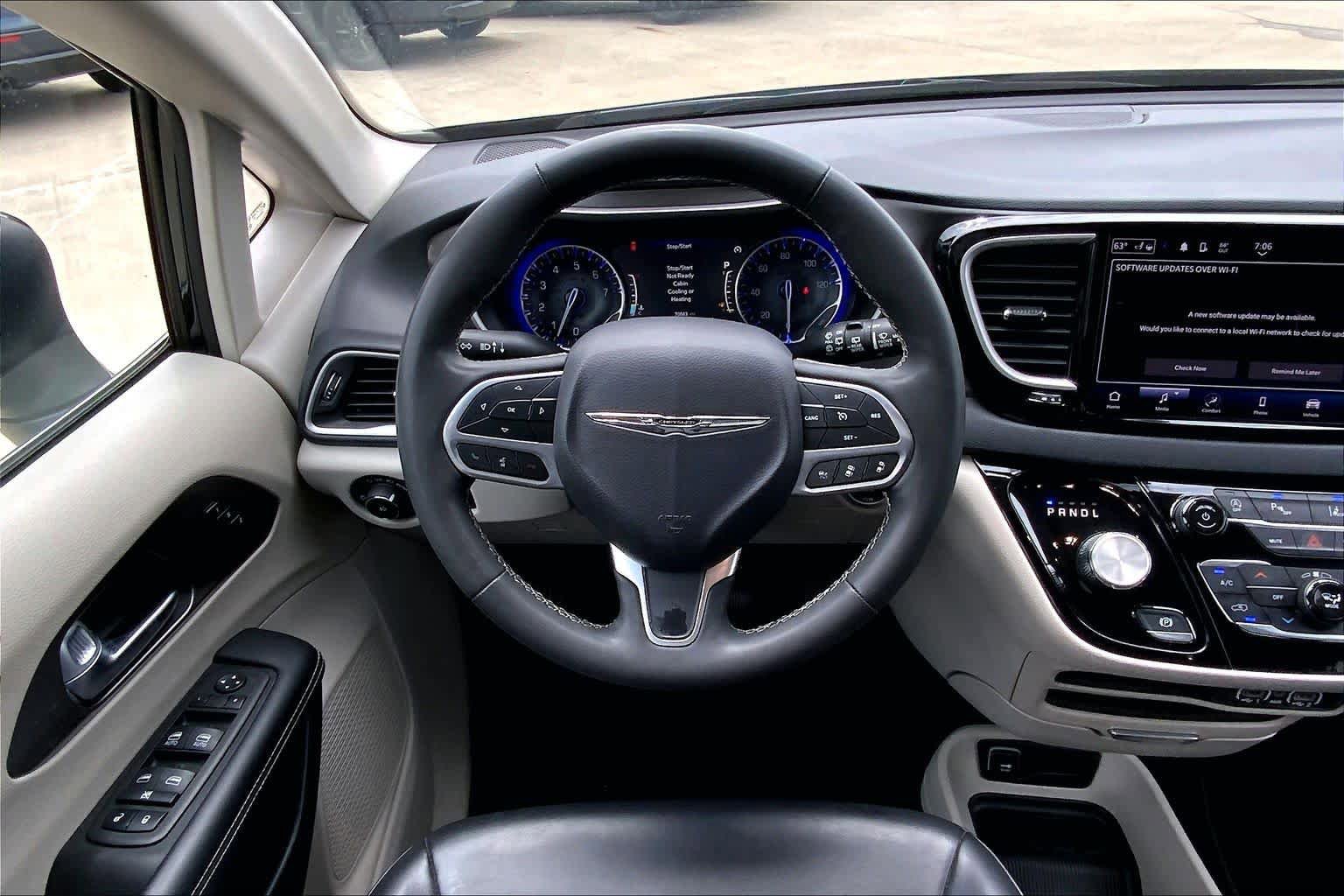 Used 2023 Chrysler Pacifica Touring-L FWD image 6