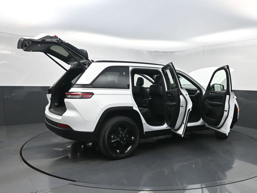 Used 2023 Jeep Grand Cherokee Altitude AWD/4WD image 41
