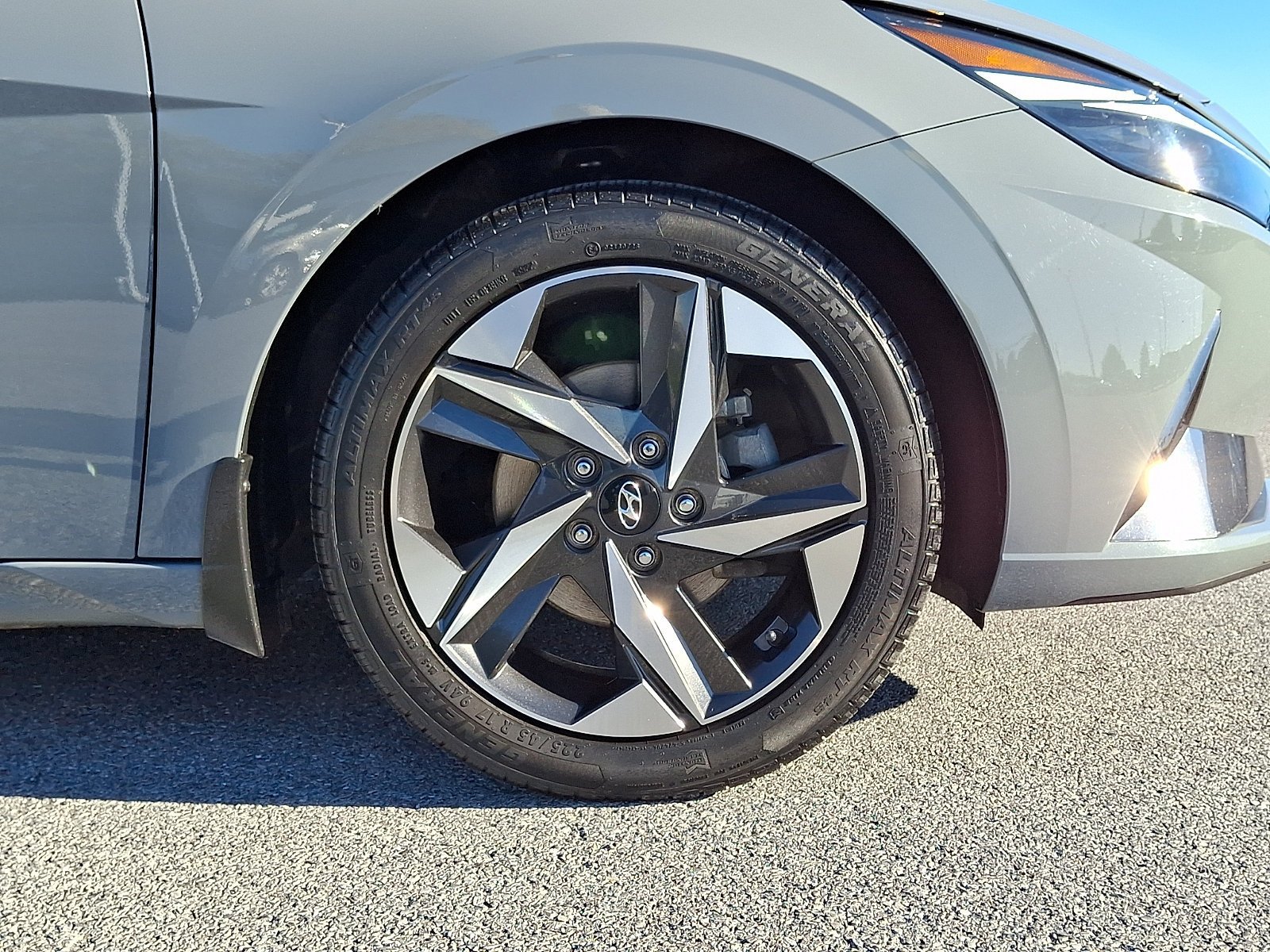 Used 2022 Hyundai Elantra Limited w/ Preferred Accessory Package FWD image 9