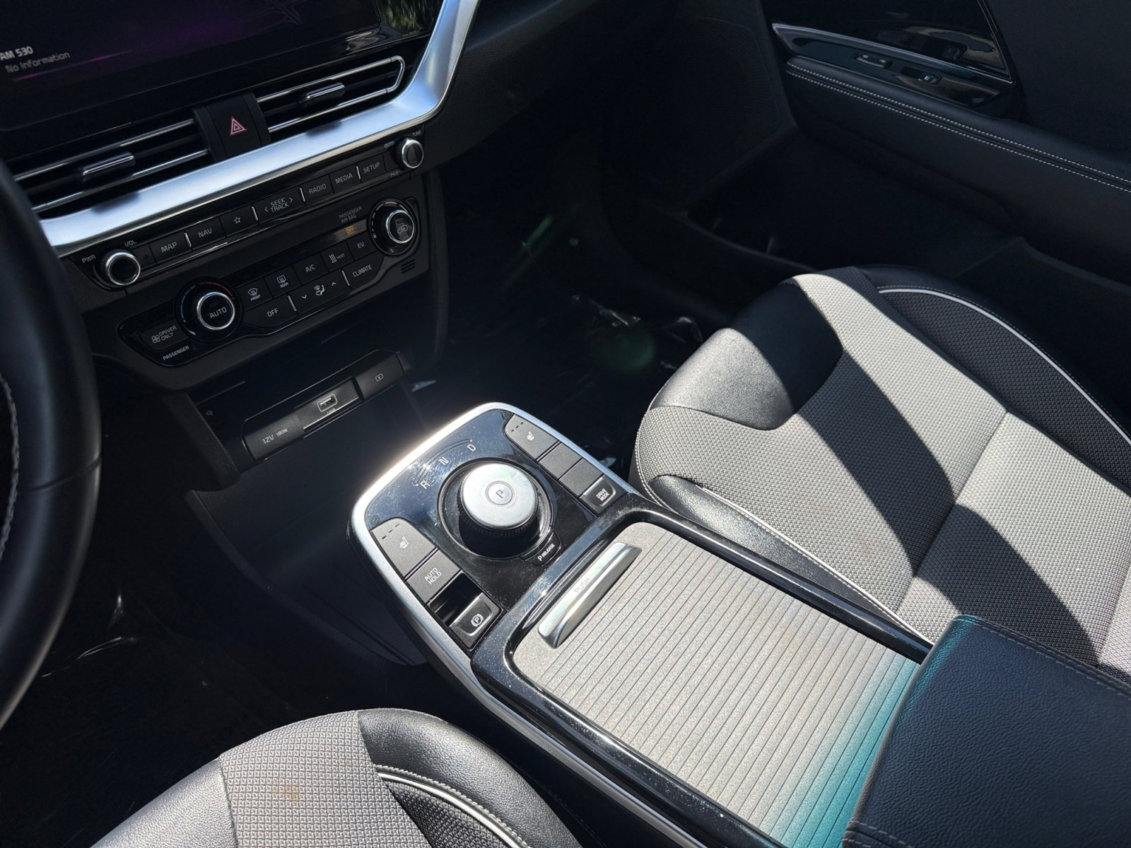 Used 2022 Kia Niro EX image 13