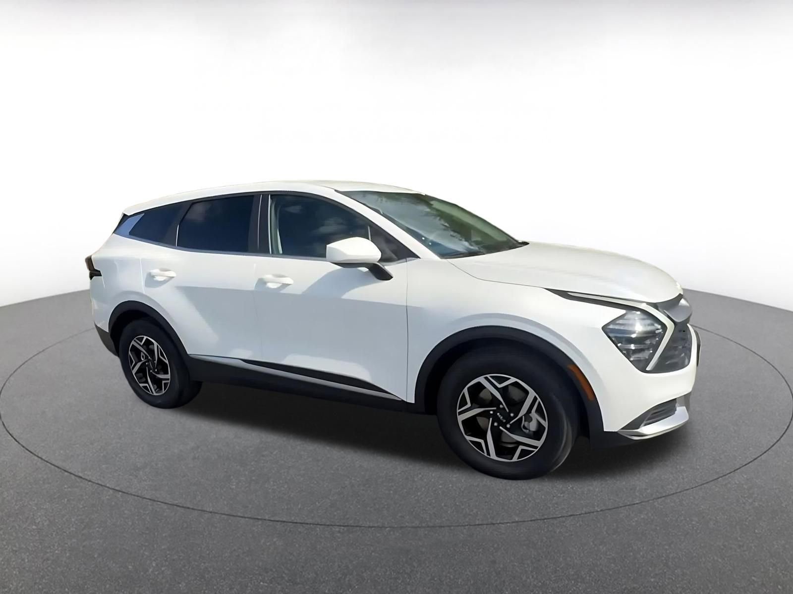 Used 2025 Kia Sportage LX image 2