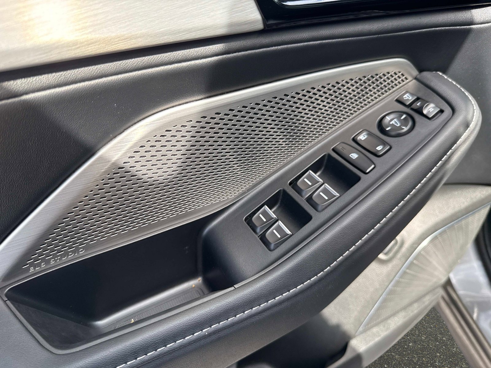 Certified 2024 Acura MDX FWD w/ Technology Package image 17