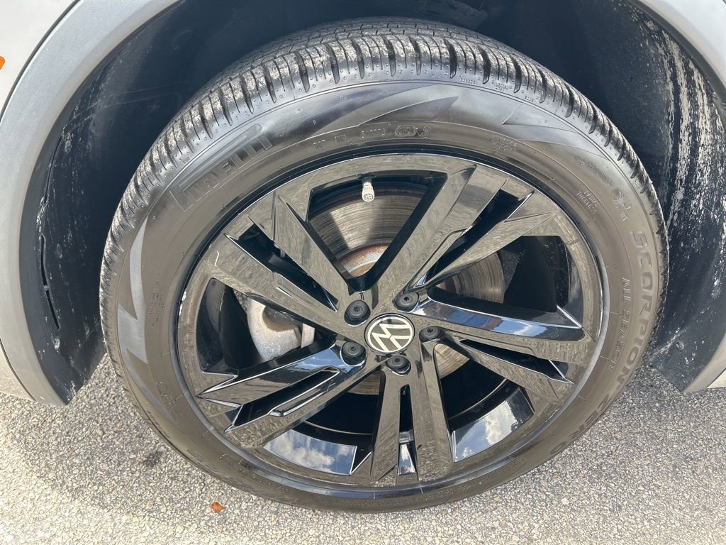 Used 2023 Volkswagen Tiguan SE R-Line image 18