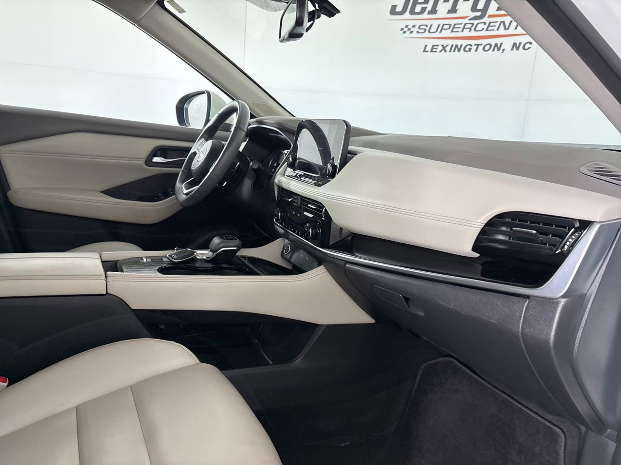 Used 2023 Nissan Rogue SL w/ SL Premium Package image 32