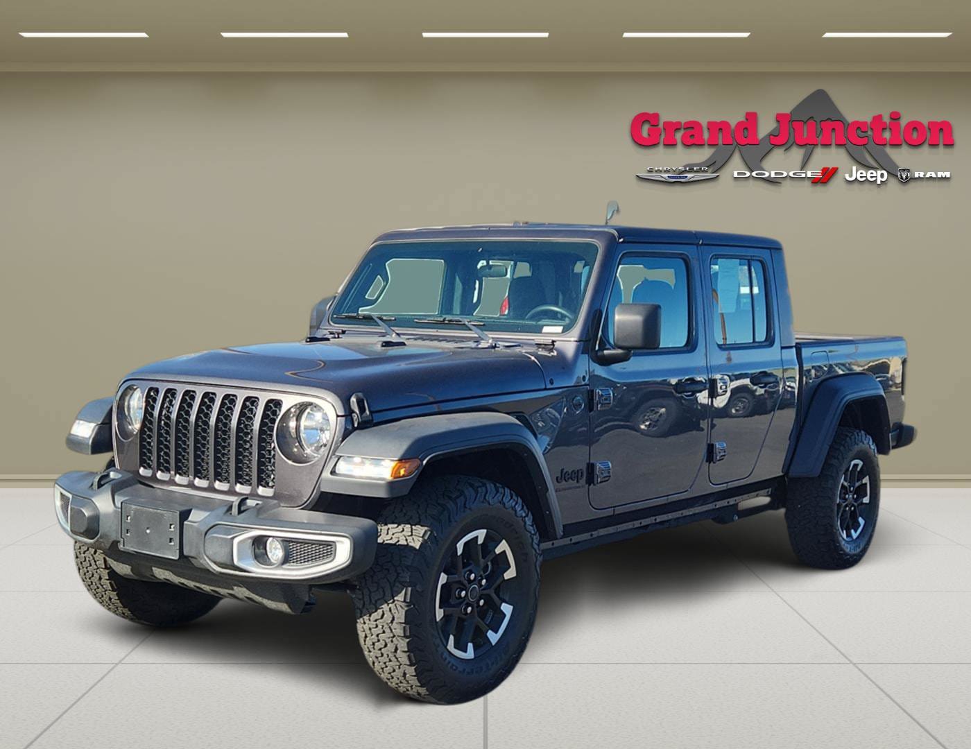 Used 2023 Jeep Gladiator Sport AWD/4WD image 3
