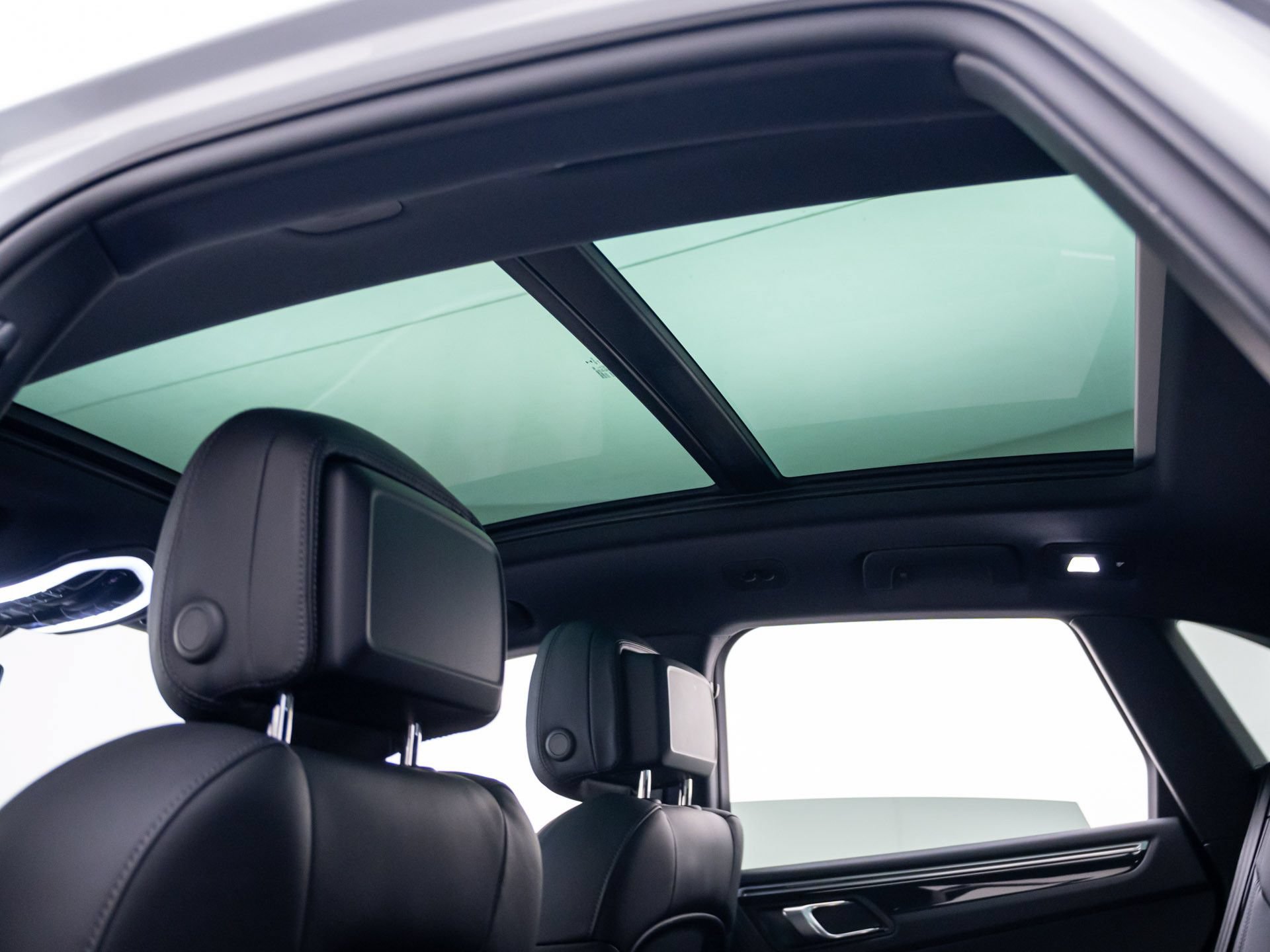 Certified 2021 Porsche Macan S AWD/4WD image 19
