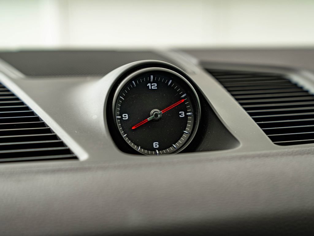 Certified 2023 Porsche Cayenne Platinum Edition image 34