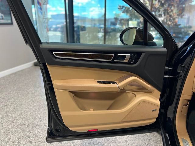 Used 2023 Porsche Cayenne Platinum Edition image 15