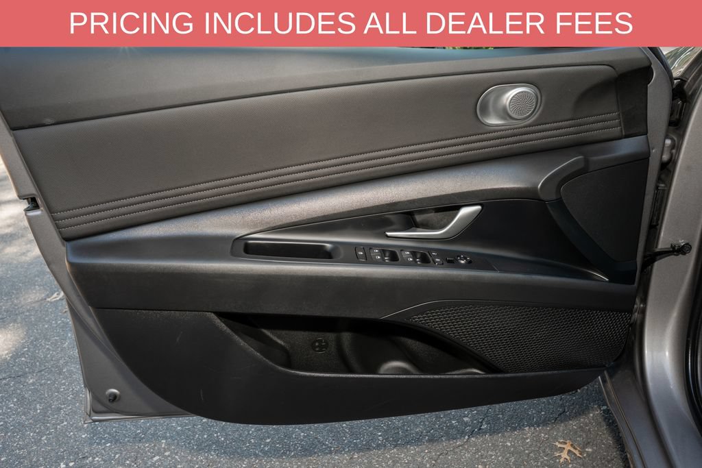 Used 2025 Hyundai Elantra SEL FWD image 12