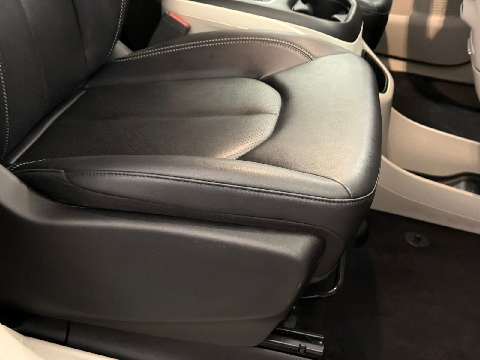 Used 2024 Chrysler Pacifica Touring-L image 12