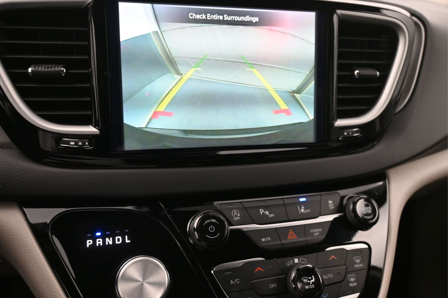 Used 2024 Chrysler Pacifica Touring-L FWD image 15