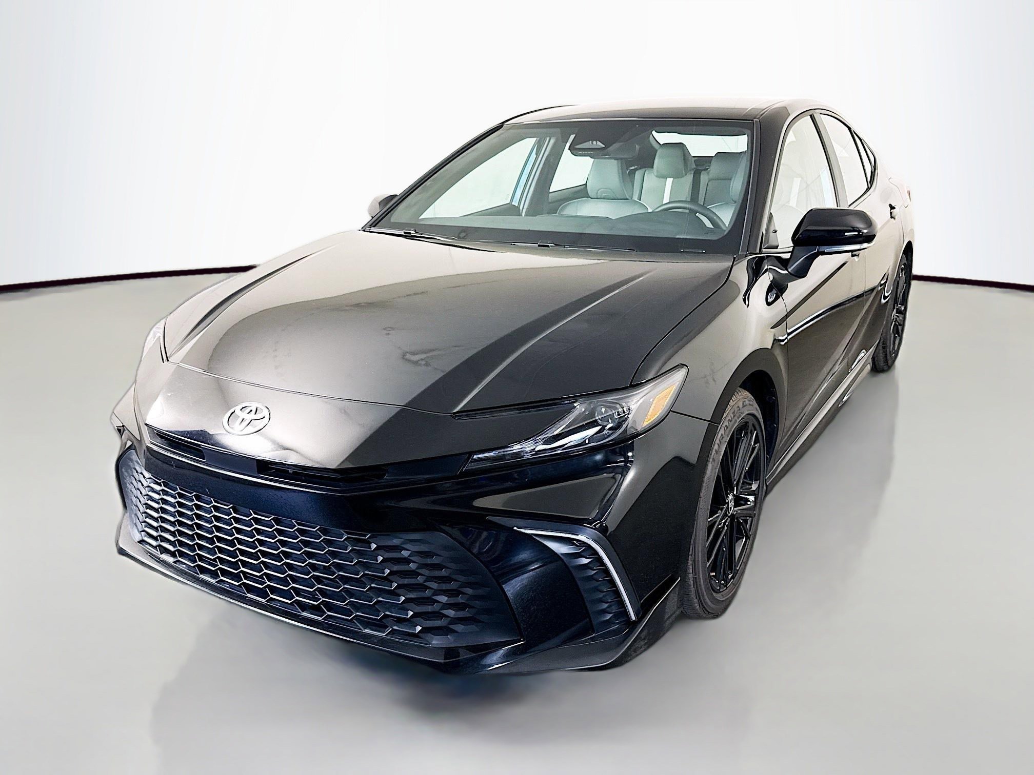 Used 2025 Toyota Camry SE w/ Convenience Package image 4