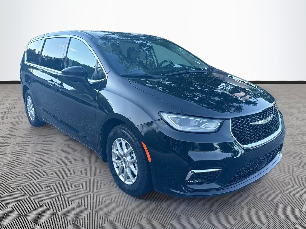 Used 2023 Chrysler Pacifica Touring-L FWD image 4