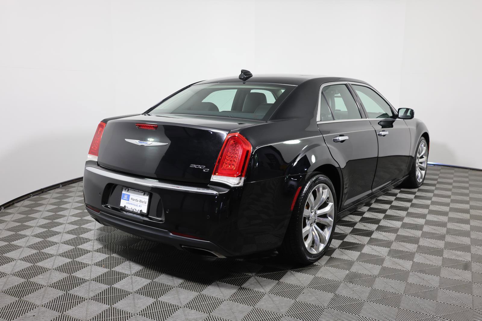 Used 2017 Chrysler 300 C w/ Safetytec Plus Group RWD image 5