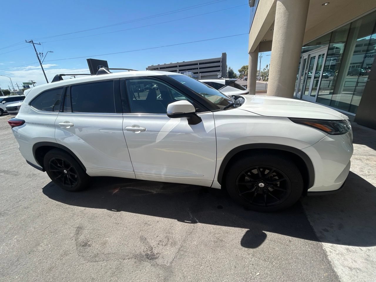 Used 2021 Toyota Highlander L FWD image 3