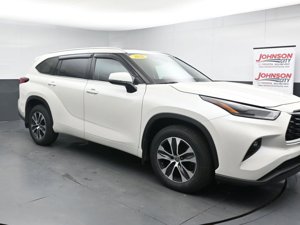 Used 2021 Toyota Highlander XLE AWD/4WD image 2